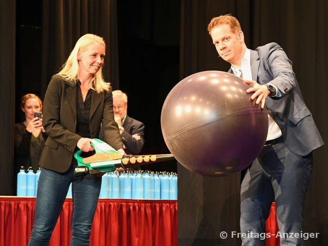 Bild: Postl
Astrid Tolle bäst einen Riesenballon auf in dem Moderator und Zauberkünstler Marco Büser ein Handy und eine Spielkarte "versteckt" hat.